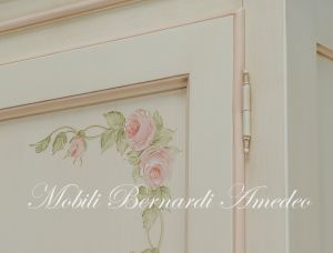 Armadio in legno massello a 2 ante con finitura laccata colore avorio e rose dipinte a mano